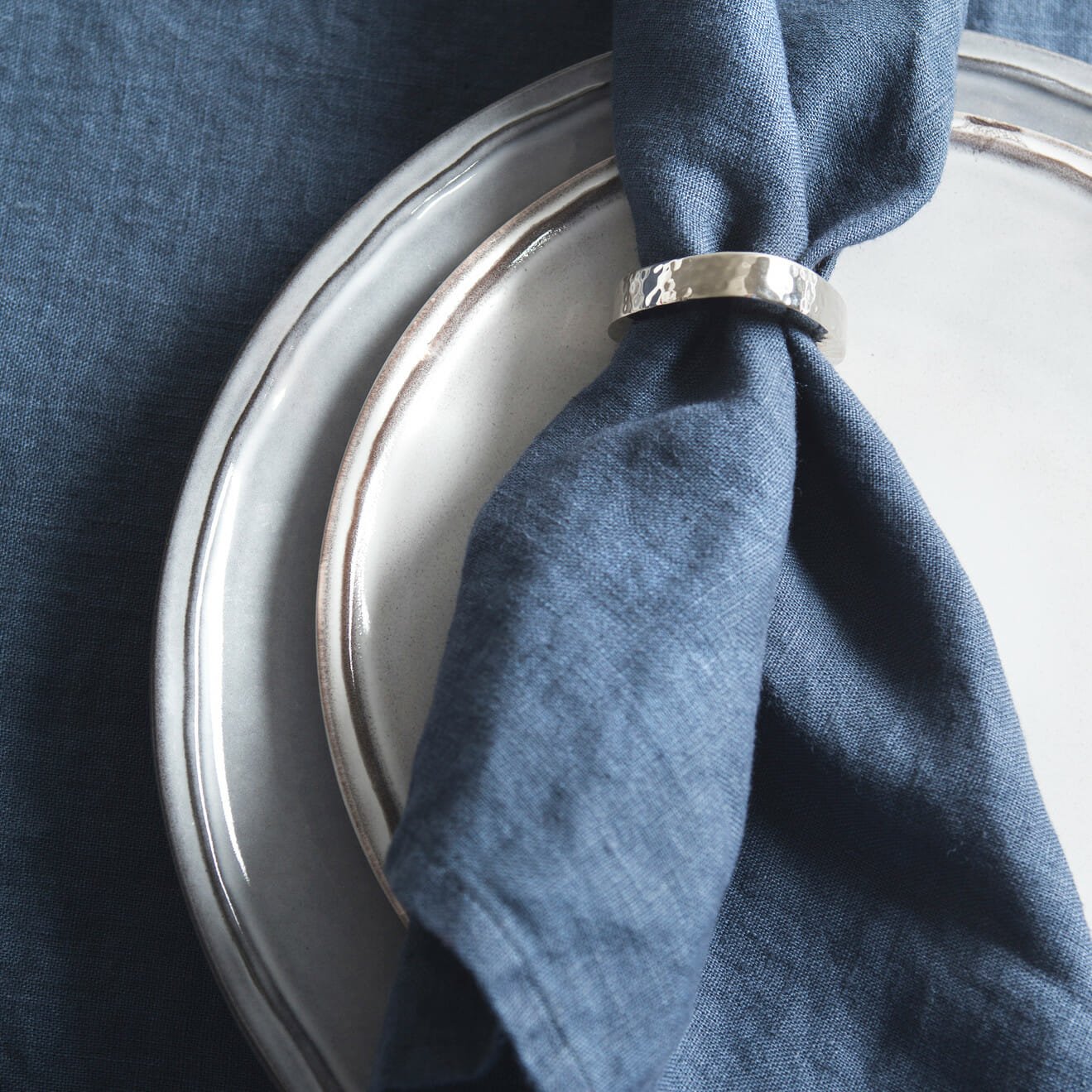 LINNEN SERVETTEN – DONKERBLAUW-SILENCE // HIMLA (SET VAN 4) LINNEN SERVETTEN – DONKERBLAUW-SILENCE // HIMLA (SET VAN 4)